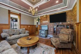 Emmas Timeless Treasure Historic Home - - 4