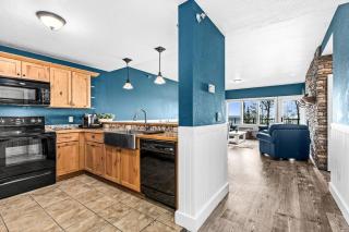 Breathtaking Lake Views 1BR King Suite, Kitchen & Heated Pools - Two Harbors - 2