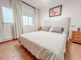 First-Floor Apartment with Private Outdoor Area Communal Rooftop Terrace Ca - Nerja - 3