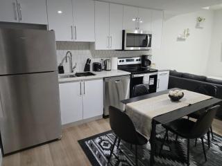 Stylish - Modern - Lux Suite - 2 Min to Henday - Netflix - Free Wi-Fi - CCTV - Parking - Edmonton - 7