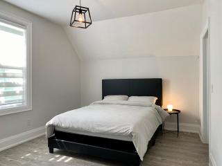 Modernized Heritage Home 2 BR Near Wonderland - Vaughan - 4