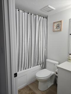 Stylish - Modern - Lux Suite - 2 Min to Henday - Netflix - Free Wi-Fi - CCTV - Parking - Edmonton - 8