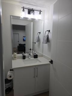Stylish - Modern - Lux Suite - 2 Min to Henday - Netflix - Free Wi-Fi - CCTV - Parking - Edmonton - 9