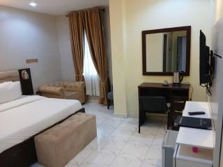 Golden Top Hotel and Suites - Mama - 0