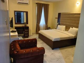 Golden Top Hotel and Suites - Mama - 5