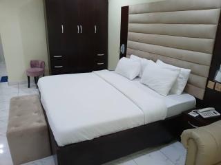 Golden Top Hotel and Suites - Mama - 3