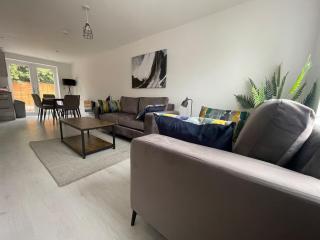 3 Bedroom New House Sleeps 5 with FREE Parking & WiFi-A - Longport - 8