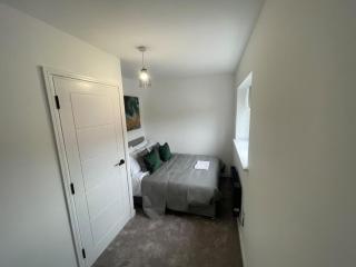 3 Bedroom New House Sleeps 5 with FREE Parking & WiFi-A - 1