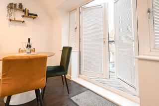 Spacious 2 Bedroom Balcony Flat with Parking and Fast WiFi - 1