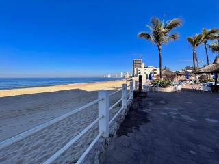 Quiet apartment with pool right on the beach - 6