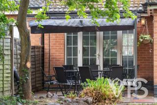 Contractors Family Near Hospital - Leicester - 3