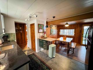 Mountain Laurel Bungalow Lakeview & Hot Tub - 2