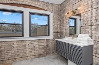 Stylish Dual King Suites - Walk to Bridge St - Grand Rapids - 3