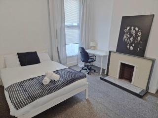 Group-Friendly 6-BR Home with Parking - Bristol - 9