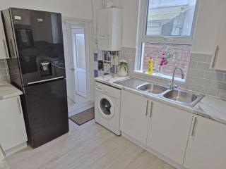 Group-Friendly 6-BR Home with Parking - Bristol - 7