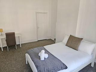 Group-Friendly 6-BR Home with Parking - Bristol - 8