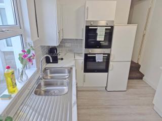 Group-Friendly 6-BR Home with Parking - Bristol - 5