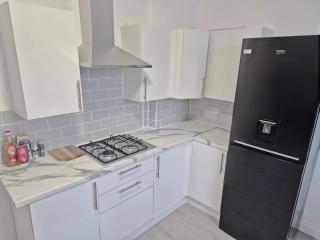 Group-Friendly 6-BR Home with Parking - Bristol - 6