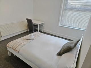 Group-Friendly 6-BR Home with Parking - Bristol - 4