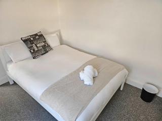 Group-Friendly 6-BR Home with Parking - Bristol - 1