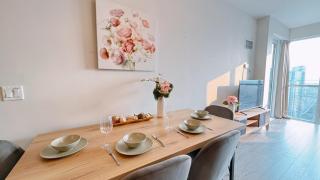 Luxury 1 BR and Den Near CN Tower - 2