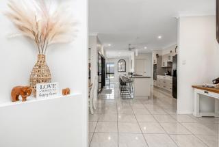 Spacious Retreat with Heated Pool - Night jar - 8