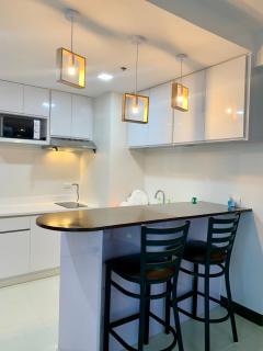 Bright & Cozy High-Rise Condo - Pulong Cacawate - 4