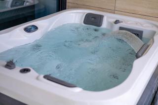 New 2BR with Private Jacuzzi in City Centre - 4