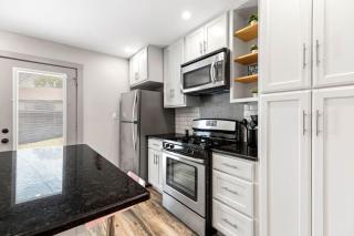 Ladybird Pink Palace SoCo Dream Townhome! - Austin - 4