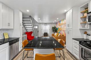 Groovy Townhouse near SoCo - 2