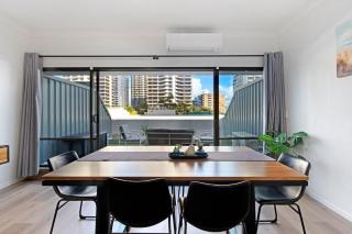 Unbeatable Location - Spacious 3 bedroom townhouse - Gold Coast - 6