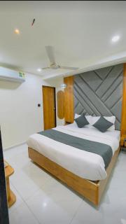 Hotel Skyland - Ahmedabad - 4