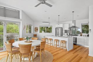 Luxurious 5-Bed Home by Avoca Beach - Avoca Beach - 9