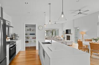 Luxurious 5-Bed Home by Avoca Beach - Avoca Beach - 3