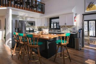 Spacious Waterfront Mansion wHot tubPoolTable - East Stroudsburg - 7