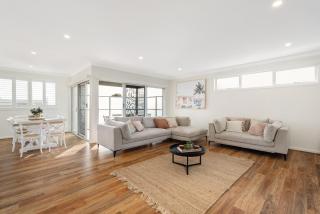 Stylish 3-Bed Beachside Home with Parking & BBQ - Safety Beach - 0