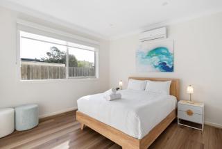 Stylish 3-Bed Beachside Home with Parking & BBQ - Safety Beach - 8