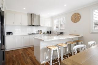 Stylish 3-Bed Beachside Home with Parking & BBQ - Safety Beach - 2