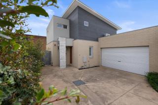 Stylish 3-Bed Beachside Home with Parking & BBQ - Safety Beach - 6