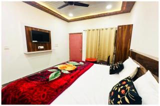 "Hotel The Ram ! Krishna Palace Ayodhya Near Dasrath Mahal 500m - Ram Janambhoomi & Railway Station 800m -Prime Location - Free Wi-Fi Free Parking - Facilities - Fully Air Conditioned Room - Top Rated Hotel In Ayodhya " - Ayodhya - 8