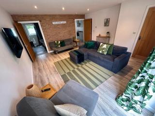 5 - Hedgehog Den, Large dog friendly garden with hottub - Norwich - 7