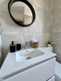 Chill and Stay-Luxury Studio with Pool and Sauna in Kato Paphos - 3