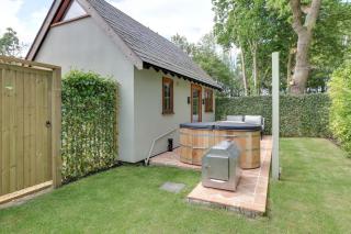 Beech Cottage - one bedroom retreat with hot tub - Hatfield Broad Oak - 1
