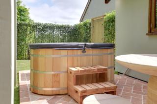 Beech Cottage - one bedroom retreat with hot tub - Hatfield Broad Oak - 3