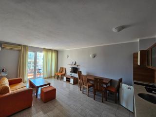 Тристаен просторен апартамент с две отделни спални - 8