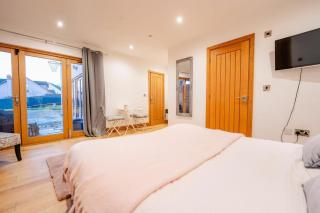 Highview House, Llandevaud - - 8