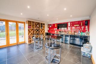 Highview House, Llandevaud - - 7
