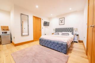 Highview House, Llandevaud - - 4