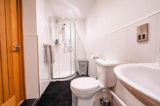 Highview House, Llandevaud - - 3