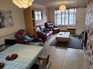 The Holbein Three bedroom home near tilgate park private parking and garden - Crawley - 0